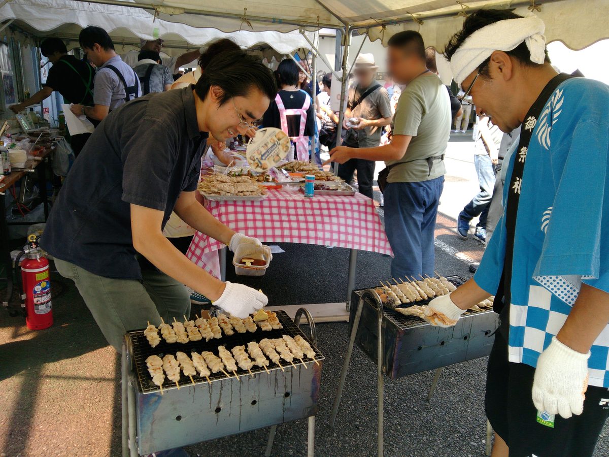 模擬店で焼き鳥を焼くスタッフの様子